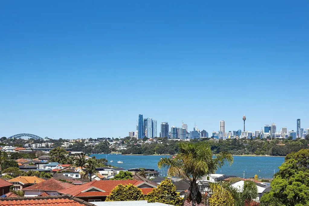 Five Dock 3部屋 'Tuscany Court' – Spacious resort-style living with city views