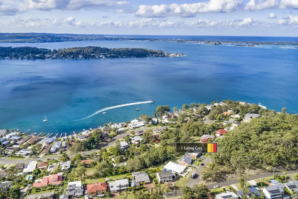 Fishing Point 4房  FAMILY ENTERTAINER WITH SWEEPING LAKE VIEWS