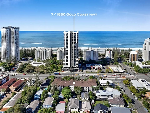 Burleigh Heads 2 Bedroom Ground Floor Gem in Heart of Burleigh Heads!