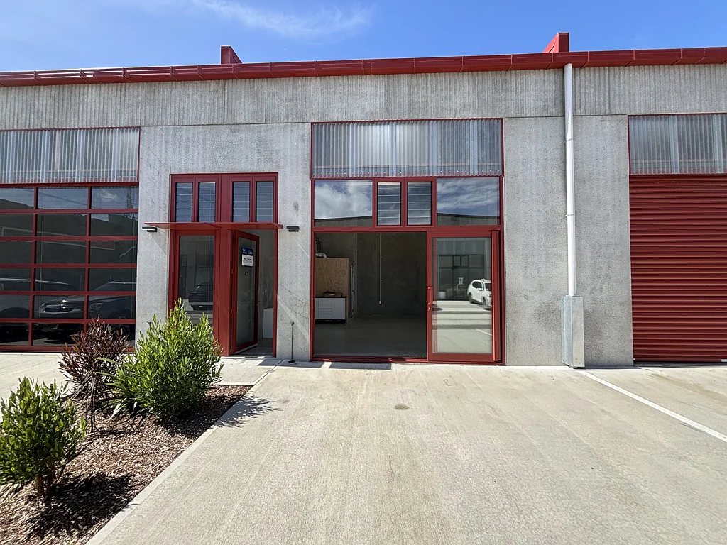 Tawa Retail Unit with Unique Glass Frontage