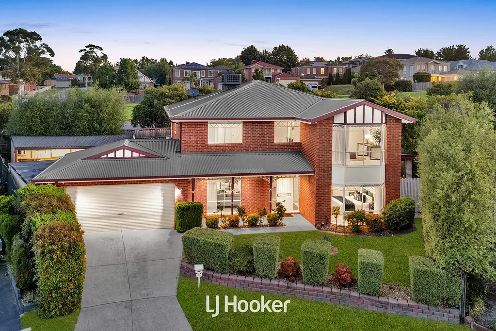 Narre Warren South 5房 688平静谧庭院 双层宽敞布局 五卧多功能区 带顶户外用餐 双车库带棚 暖冷空调齐全 安全系统保障 近购物中心学校 A Superb Double-Storey Residence with Space and Lifestyle Appeal