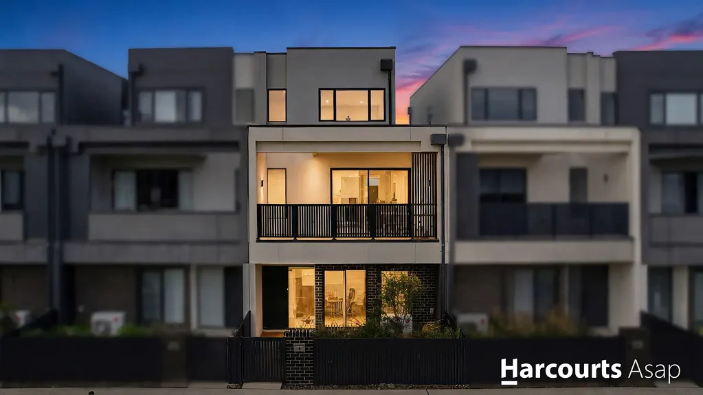 Keysborough 4房 建筑师设计多层宅 私密便捷多生活区 高级装修Smeg电器 开放式厨餐阳台 三层四卧带套间 专用书房三时尚浴 分体冷暖优质地板 低维护近学校商圈 Stylish Contemporary Comfort in Prime Keysborough