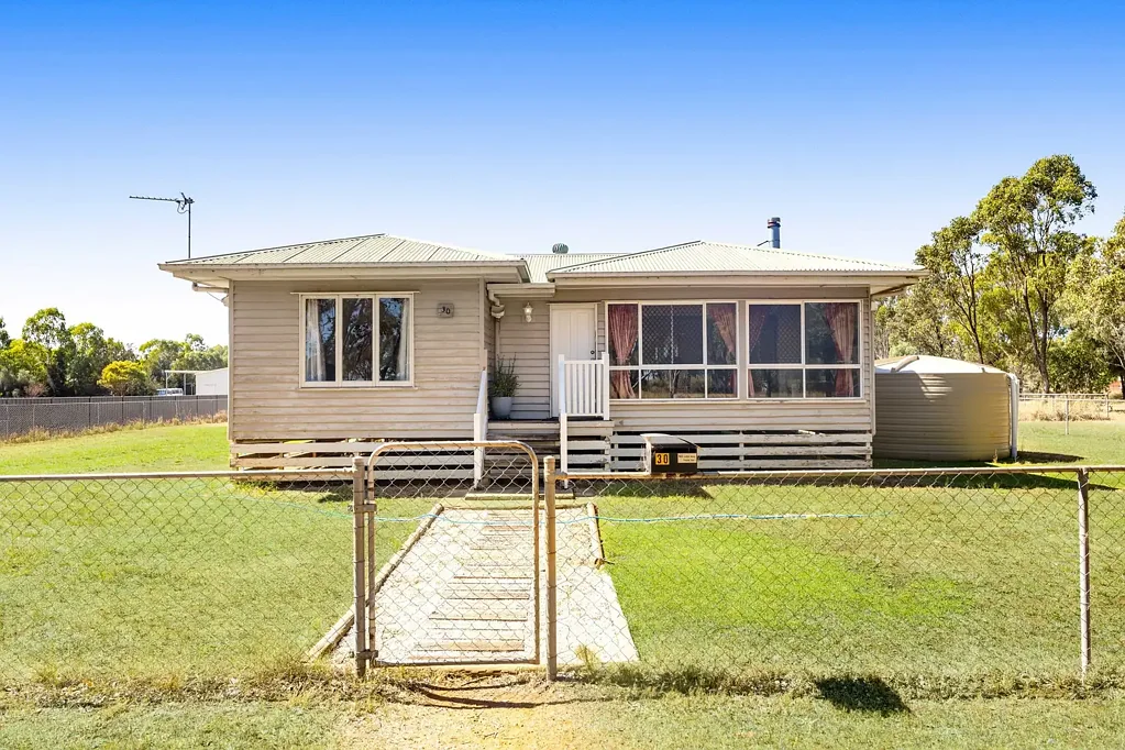 Oakey 3 Bedroom Quiet Oakey Setting on Spacious Block �Ideal First Home or Renovation Project