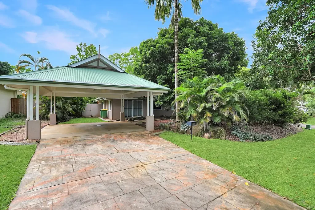 Large Fully Tiled Home - Pool - Leafy Setting