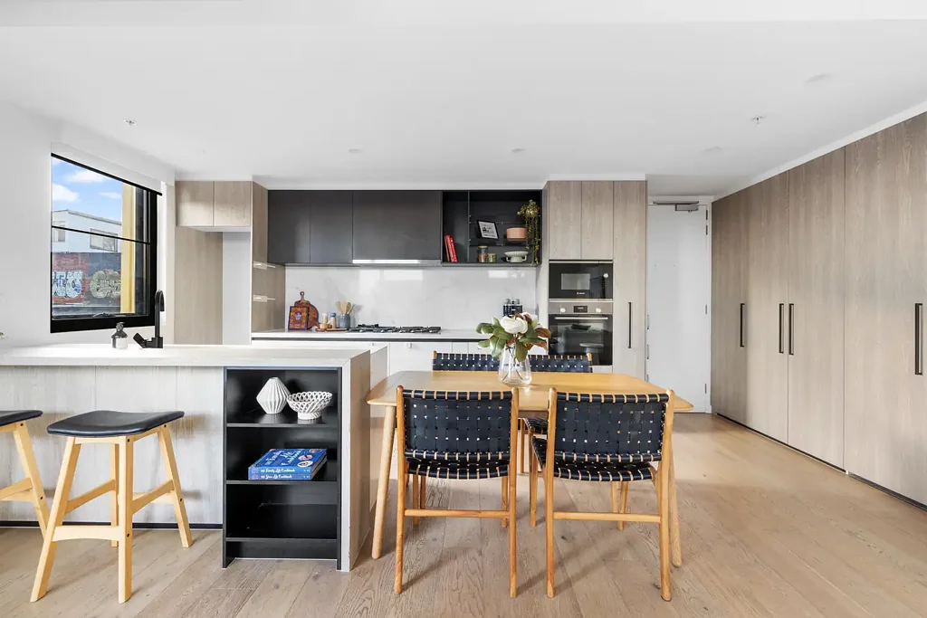 Footscray 3部屋 Light-Filled Living with a Seamless Indoor-Outdoor Connection
