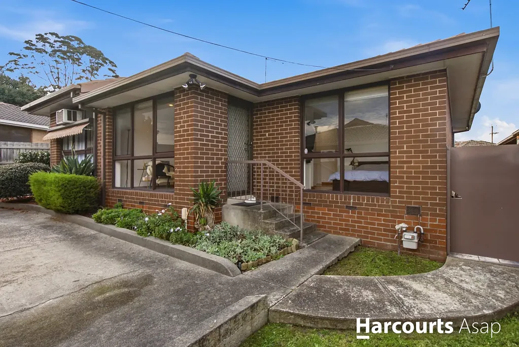 Dandenong North 2房 私密、宁静且潜力无限！ Private, Peaceful & Packed with Potential!