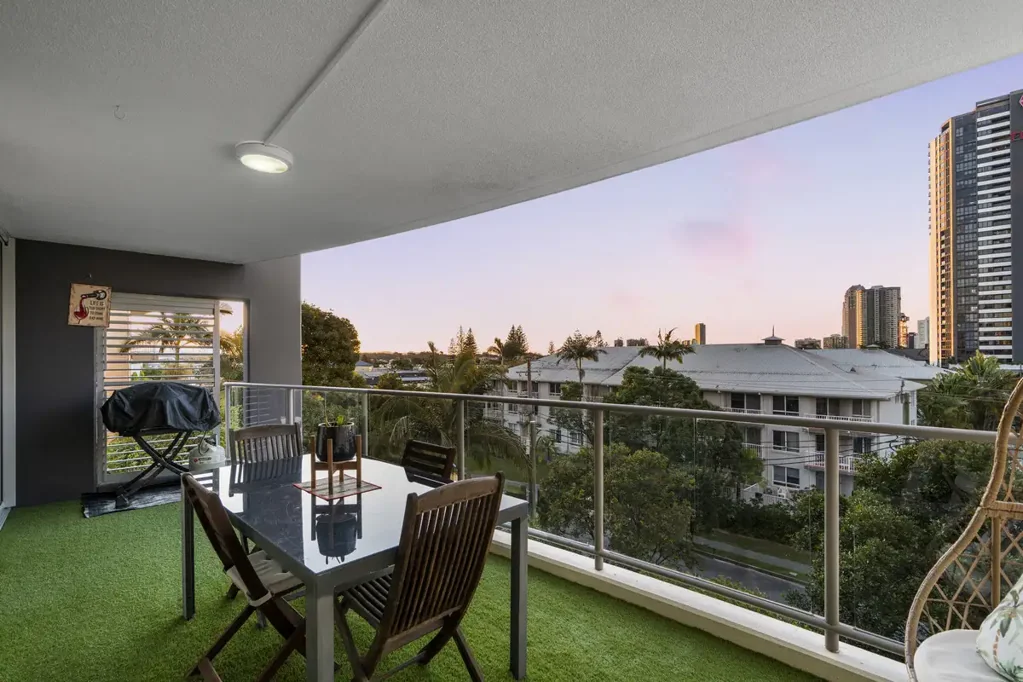 Surfers Paradise 3غرفة نوم 3 Bed, 2 Bath, 2 Car + Storage - Pet Friendly, House-Sized Living in the Heart of Surfers Paradise – Space, Lifestyle & Exceptional Value!