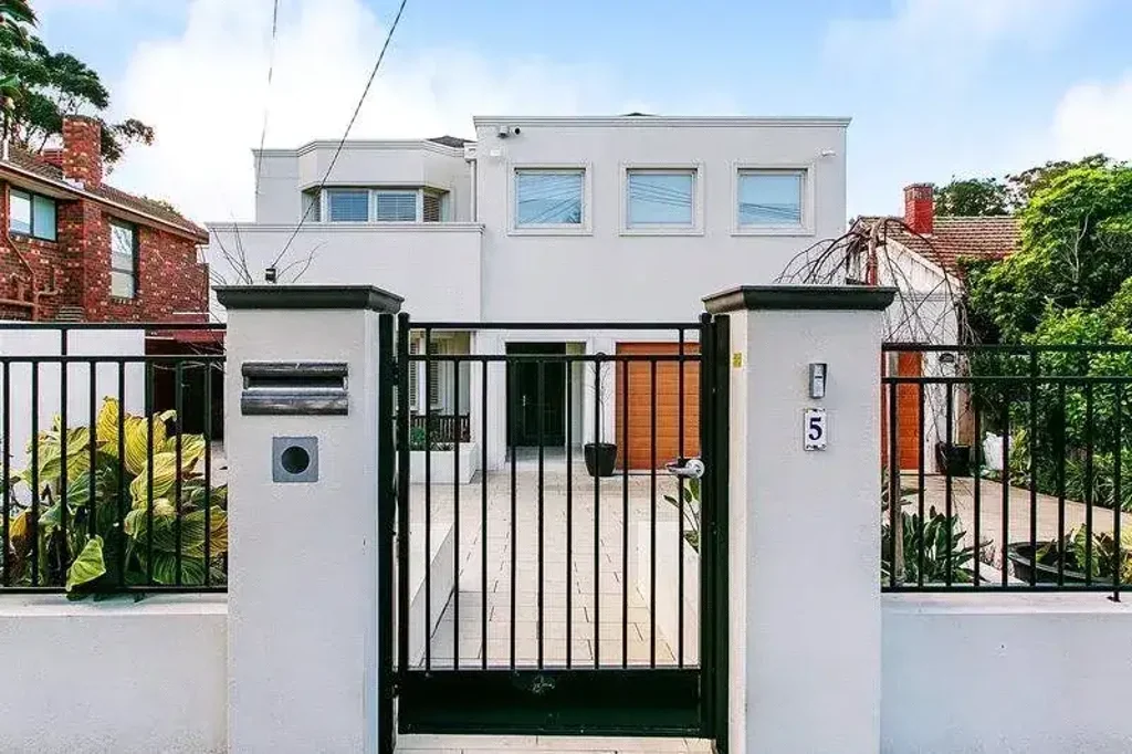 STUNNING HOUSE WITH SWIMMING POOL SERVICE INCLUDED