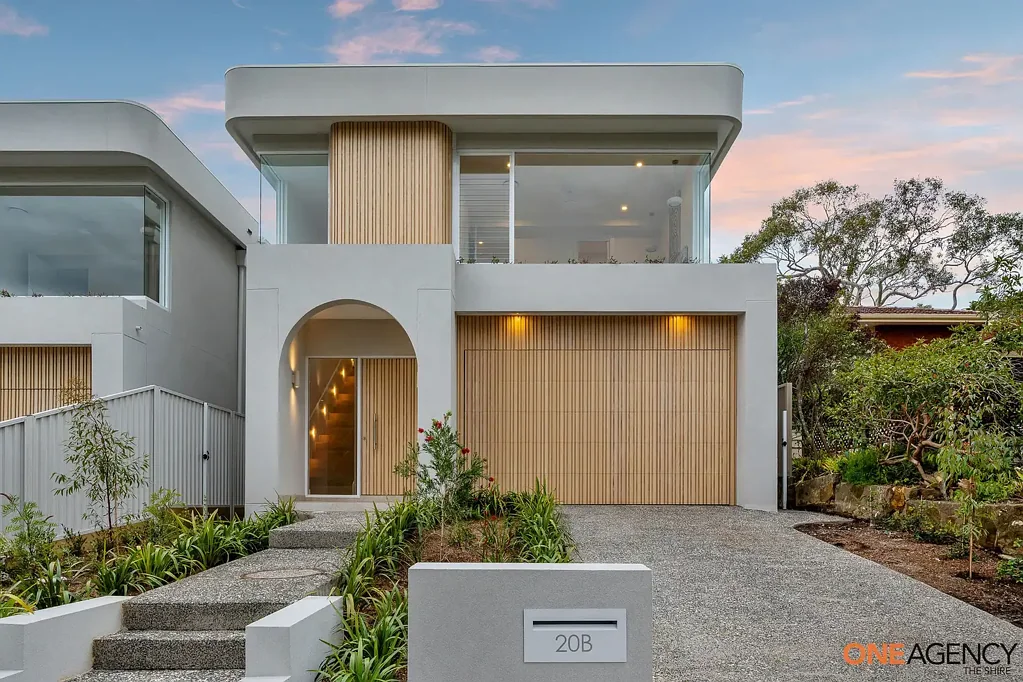 Kirrawee 4房 全新建筑师设计 四卧带步入式衣帽间 主卧独立卫浴 开放式生活区高端厨房 私人娱乐天堂 浅水泳池 双车位车库 PRESTIGE LIVING IN A SOUGHT AFTER KIRRAWEE POCKET