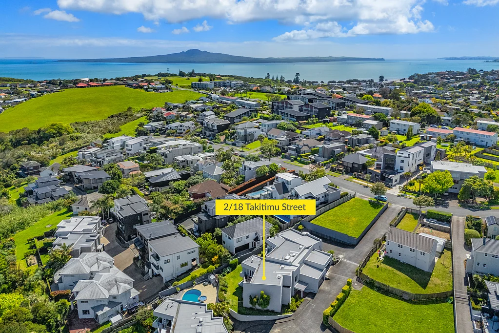 Orakei 3房 阳光、泳池与宁静兼得！稀缺低维护物业，阳光庭院+内进式双车库，度假式生活体验！ Too good to be true: ACT NOW!