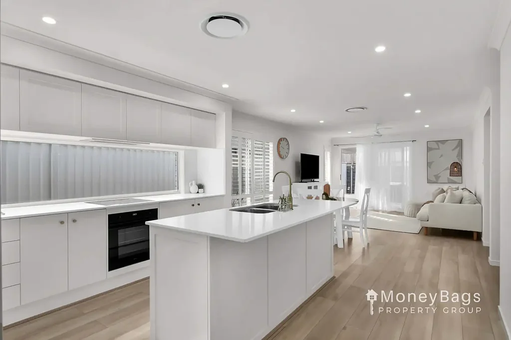 Redland Bay 3房 2024新筑奢居 312㎡地块 180㎡华宅 金色厨房 落地窗防溅板 步入式储藏室 高挑天花 中性色调 Plantation Shutters 管道空调 低维护社区 步行学园 Contemporary  Living in the Shoreline Estate