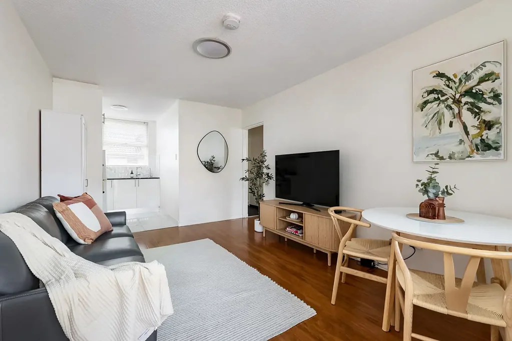 Summer Hill 2chambre Top-floor apartment in sought-after Summer Hill