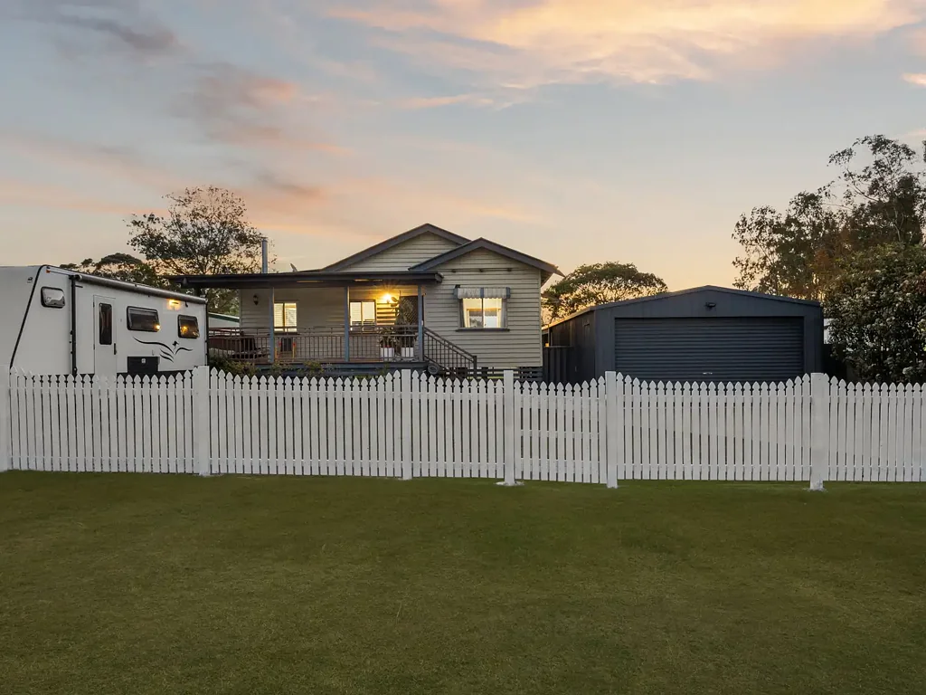 Fernvale 4Zimmer Beautiful character home plus granny flat!