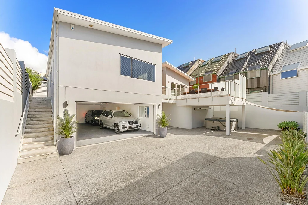 Mount Maunganui 3Kwarto Central Mount with four car garaging