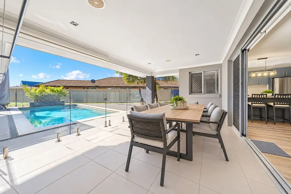 Wellington Point 5침실 Spacious Family Living | Pool, Shed & Side Access