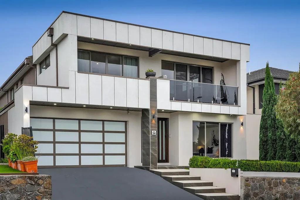 Craigieburn 5房 Craiggieburn中心地 5卧2主卧 3起居室 4卫 3厨 高端电器 低维护后院 蓝筹位置 5 Bed 2 Masters 3 Livings 3 kitchen 4 Bath 4 Toilets 47sq built  approx.