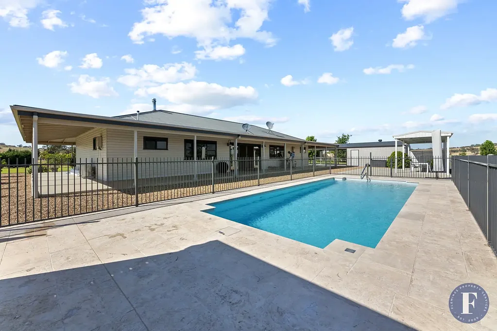 Young 3房  A Rare Opportunity: Quality Home, Acreage and Infrastructure Combined