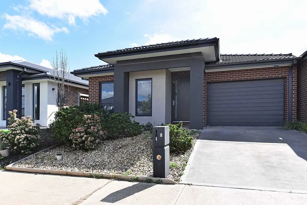 Modern 4-Bedroom Home with Study & Open-Plan Living