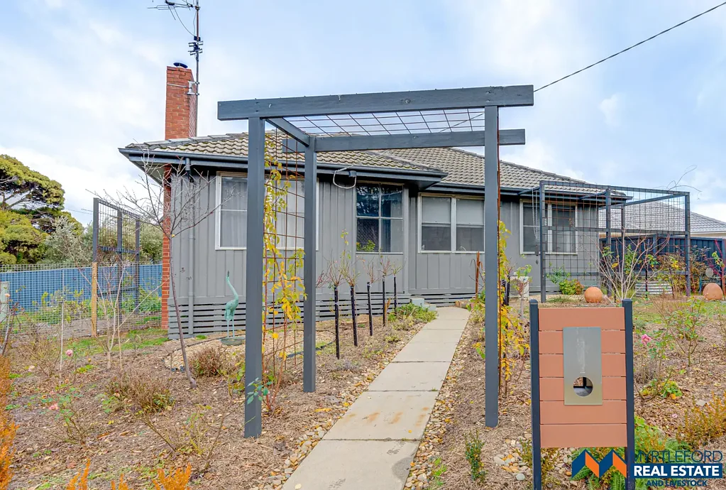 Myrtleford 3 Bedroom 3 Bedroom home on a corner block