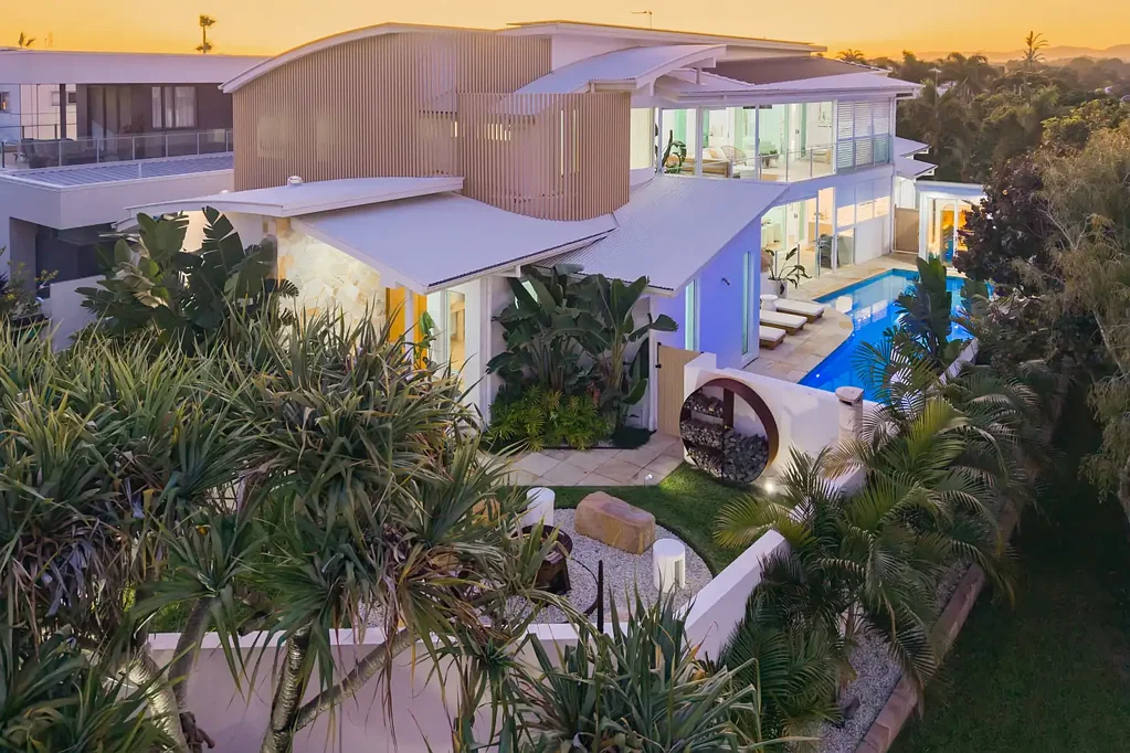 Kingscliff 5chambre LUXURY RESORT HOME | BEAUTIFULLY REIMAGINED ON ONE OF THE TWEED COAST’S MOST PRESTIGIOUS STREETS