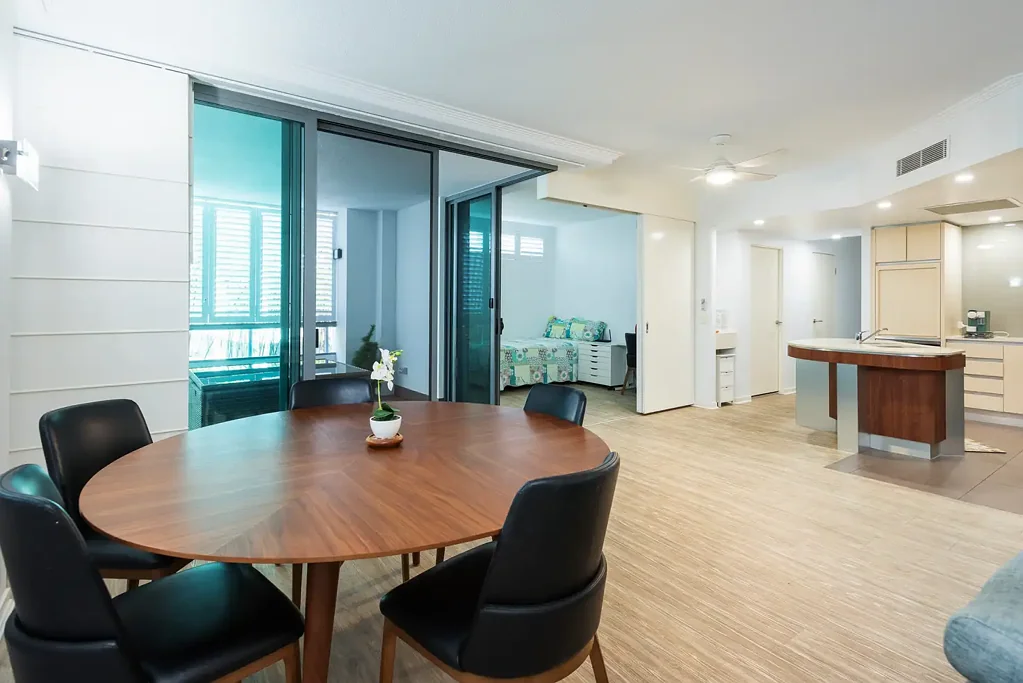 Runaway Bay 3房  SPACE, PRIVACY & RESORT-STYLE LIVING - SELLERS PURCHASED ELSEWHERE!
