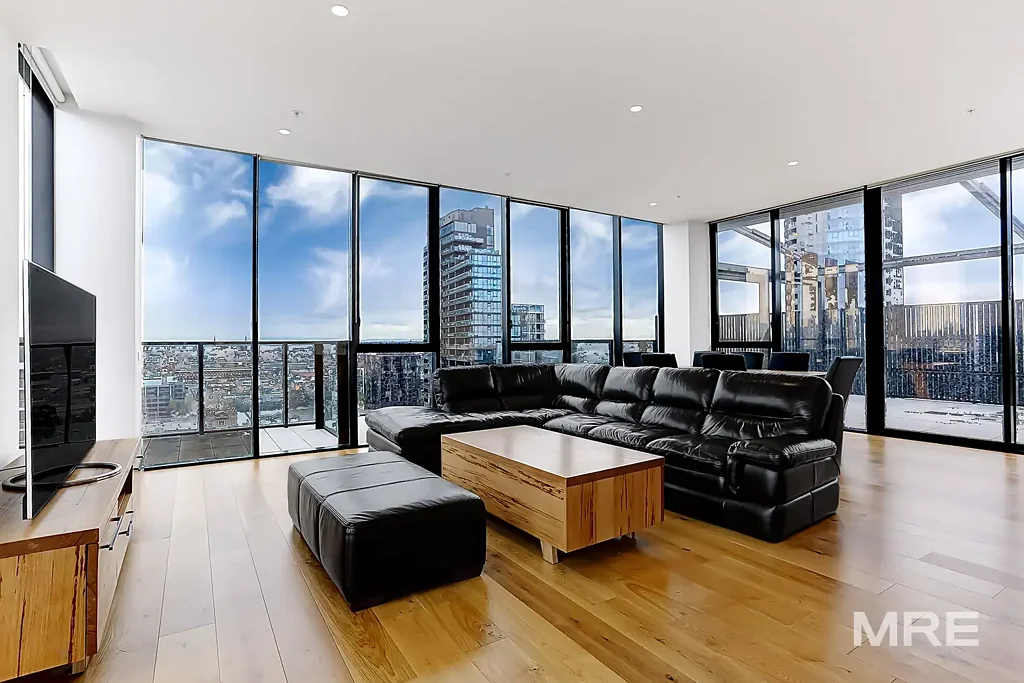 Top floor penthouse living with amazing views