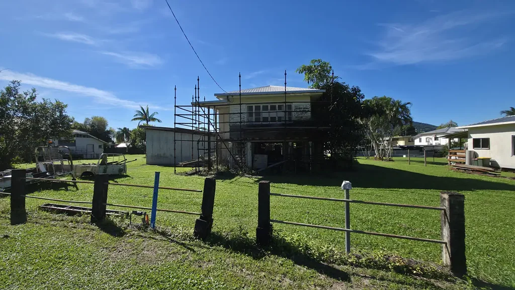 Tully 3कमरा Highset Queenslander on 1,192m² with Huge Shed and Renovation Potential
