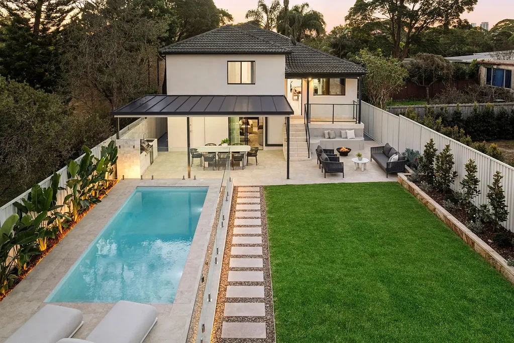 Homebush 7房 卓越的度假村式家庭生活，附带独立次级住宅 Exceptional Resort-Style Family Living with a Self-Contained Secondary Residence