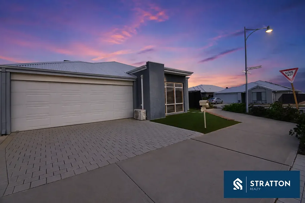 Banksia Grove 4બેડરૂમ Stylish Family Home on a Corner Block with High Ceilings & Modern Comfort
