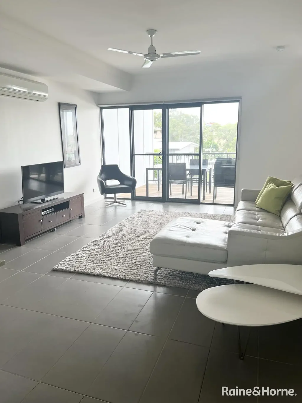 MODERN THREE BEDROOM FURNISHED TOWNHOUSE WITH AIR CONDITIONING!