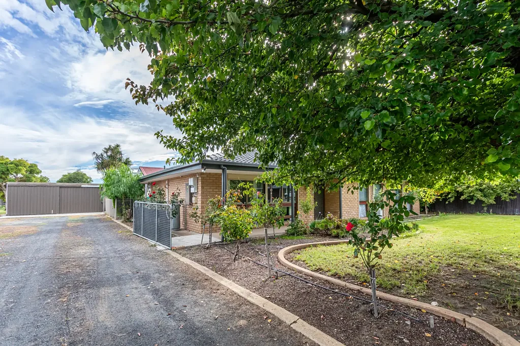 Naracoorte 3房  Huge 1,977m2 Block, Solar, Bore, Shed - This Property Ticks A Lot Of Boxes!