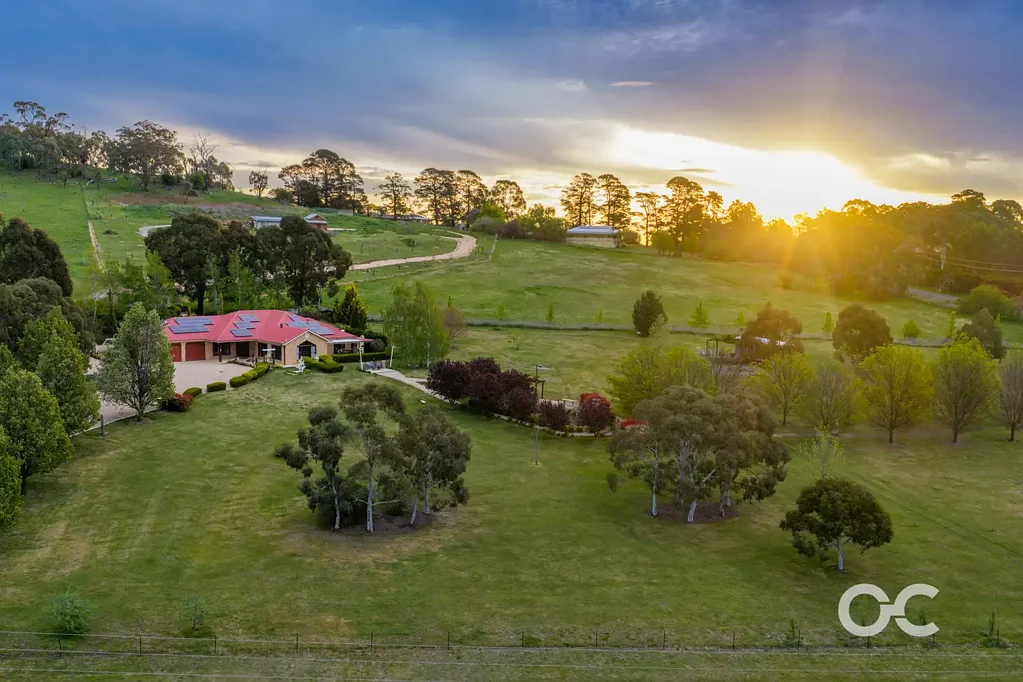 Orange 4कमरा An Exceptional Family Retreat with Space, Beautiful Gardens and Income Potential