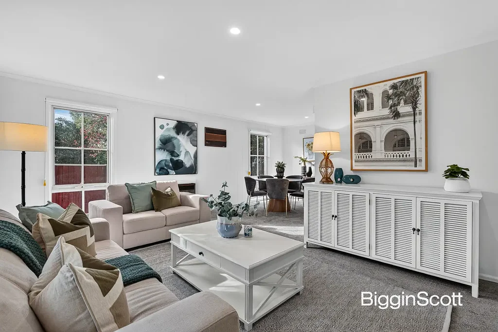 Burwood East 3कमरा COMFORTABLE LIVING WITH EXCITING FUTURE POTENTIAL!