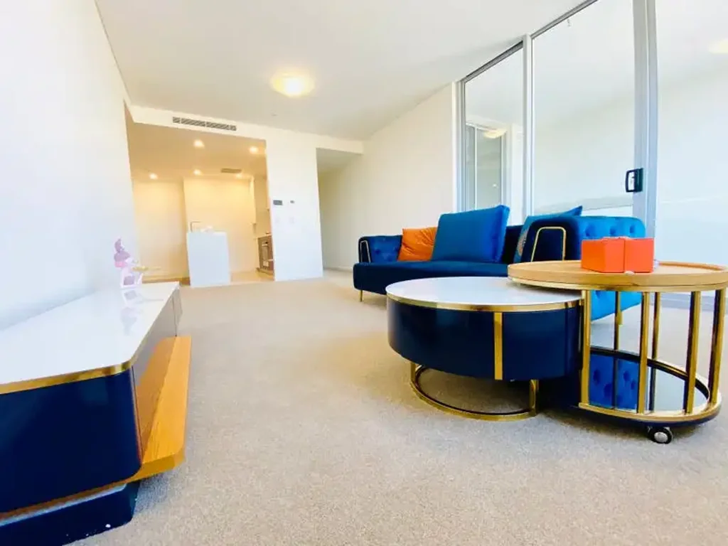 Large, bright apt with 2 parking space