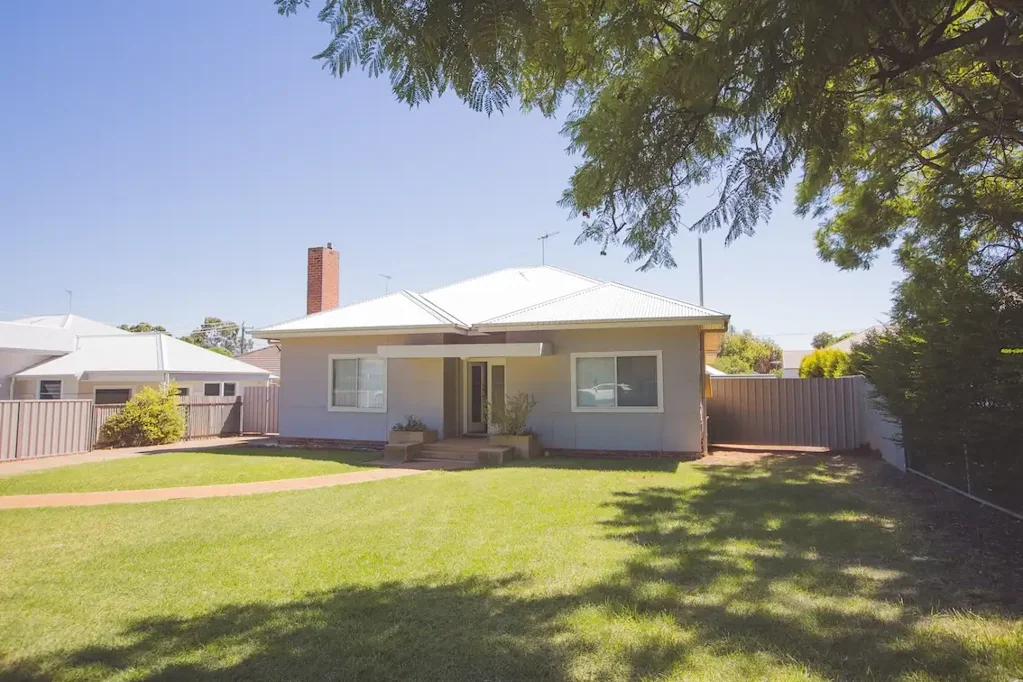 Desirable & Convenient North Griffith Location