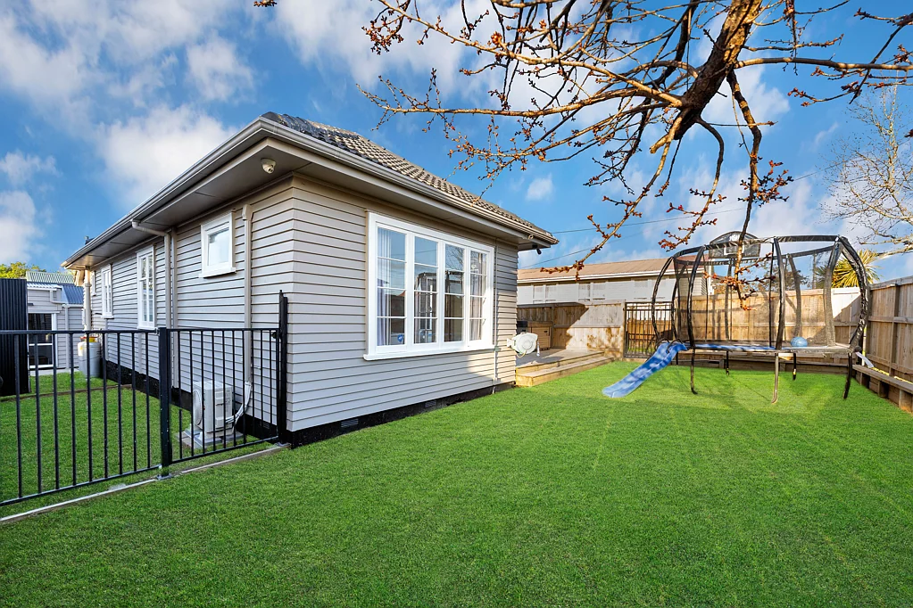 Papatoetoe 3Phòng ngủ Premium Home + Sleep-Out | Act Today, Don't Delay
