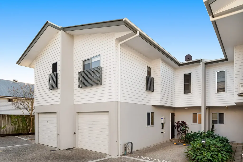 Morningside 3 Bedroom Space, sunlight & sparkling horizons - A smart, family-sized retreat, steps from trains + trendy cafes