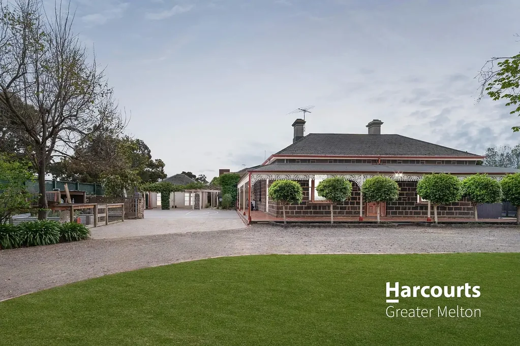 Werribee 5침실 Own a Piece of Werribee's History - Heritage Elegance Meets Modern Luxury on over 2,500m² (Approx.)