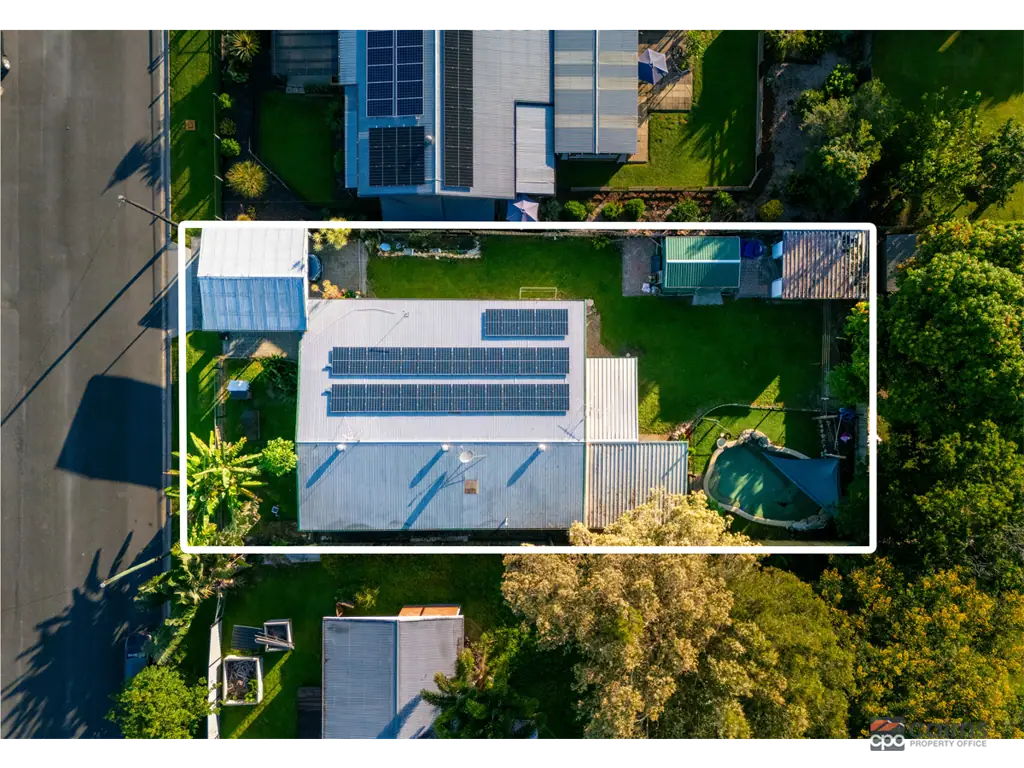 5 Leslie St, Mooroobool, QLD 4870