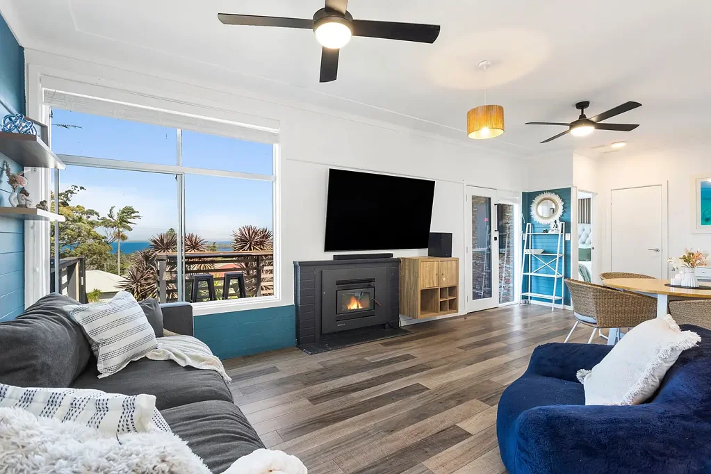 Berkeley 3 Slaapkamer A refreshed family retreat capturing lake views and a peaceful reserve backdrop
