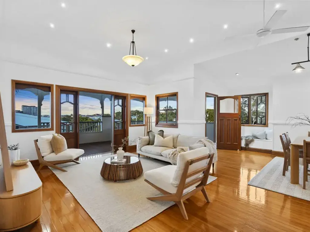 Coorparoo 5房 全景Brisbane城景 524sqm全围栏地块 双居住潜力 花岗岩厨房 主卧带景观 Coorparoo核心地段 CITY-VIEW QUEENSLANDER IN PREMIER COORPAROO POCKET