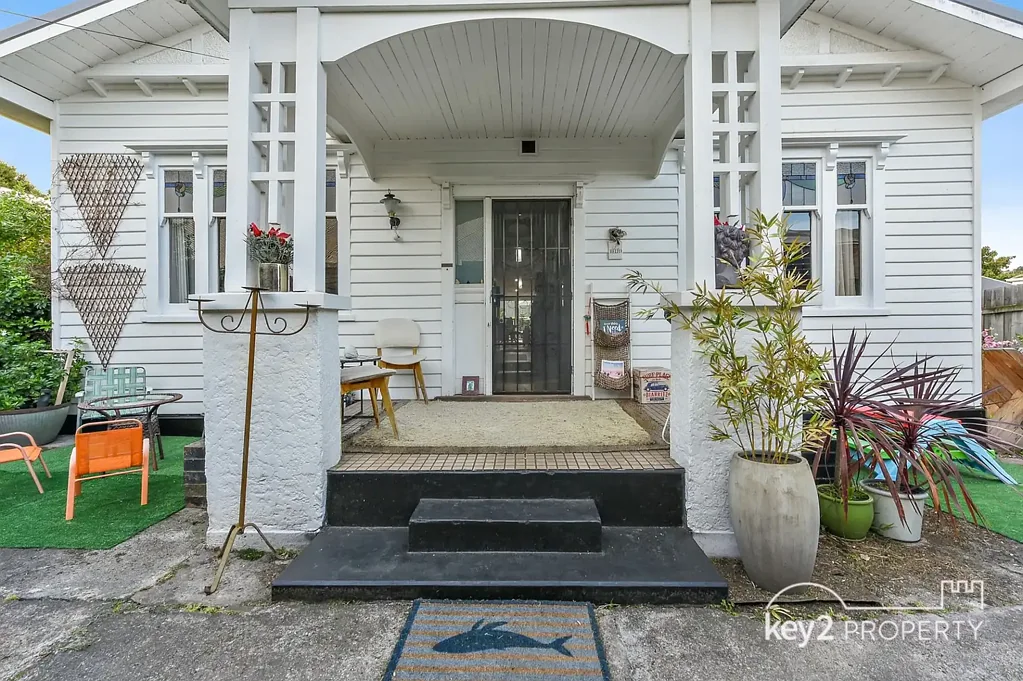 South Launceston 4房  Timeless Elegance Meets Modern Comfort in South Launceston