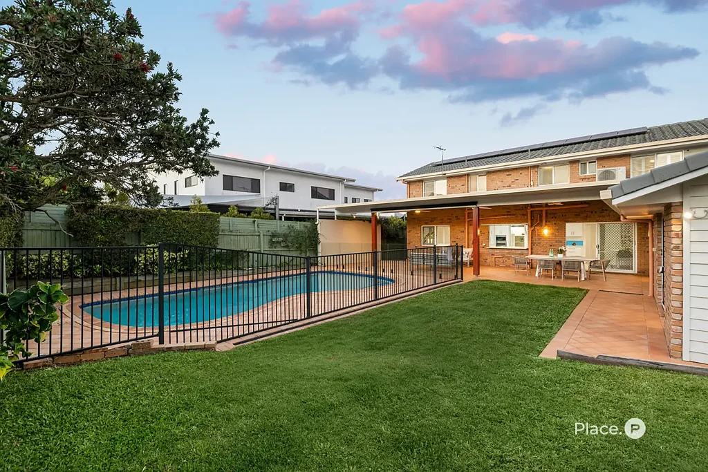 Carindale 5غرفة نوم Eco-Friendly Elegance with Poolside Living