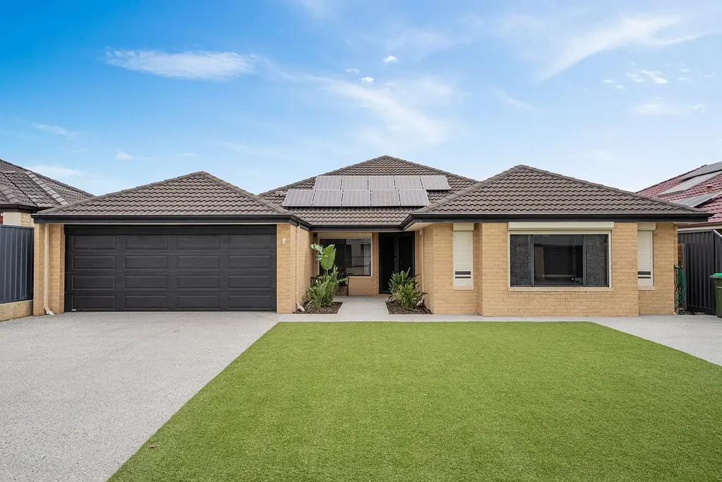 Baldivis 5ห้องนอน POOLSIDE FAMILY LIVING WITH THEATRE, HIGH CEILINGS & CARAVAN PARKING