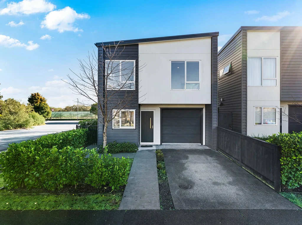 Papakura 3 Slaapkamer Built by Sentinel Homes.  Corner and stand alone.