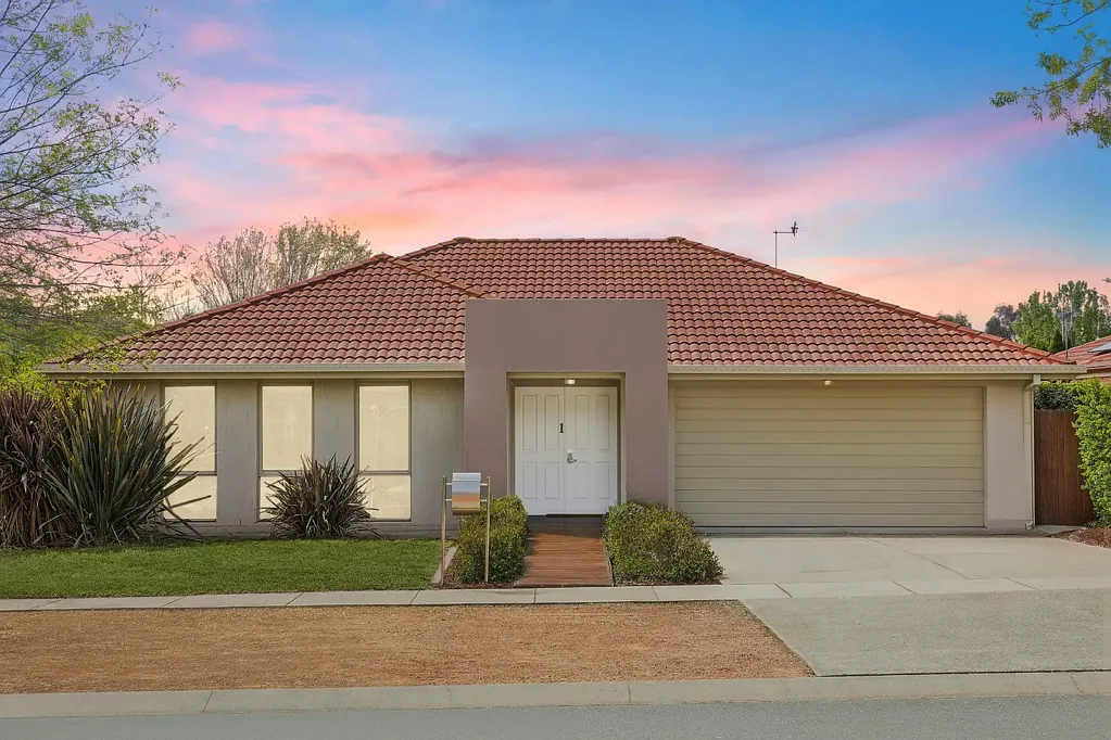Gungahlin 4कमरा Immaculate, Renovated Living with Space to Spread Out