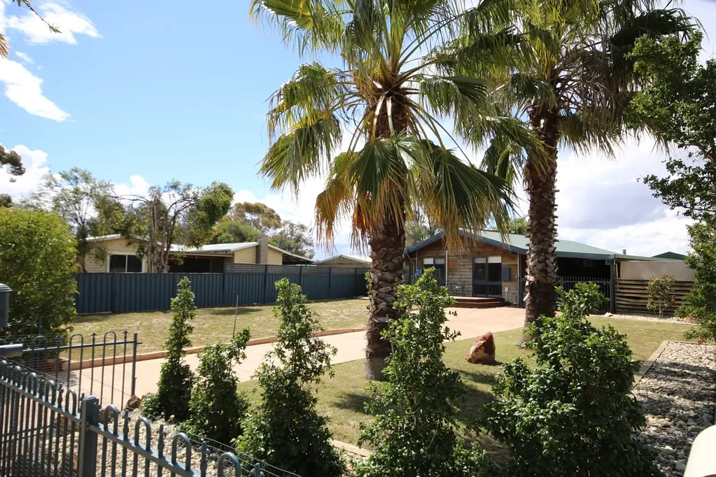 Rochester 2房  RED CEDAR HOME ON LARGE 1,100m² ALLOTMENT
