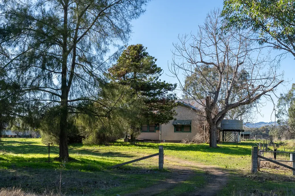 Euroa 2 Bedroom "Lemon Grove" Home, Sheds, Creek & Bore
