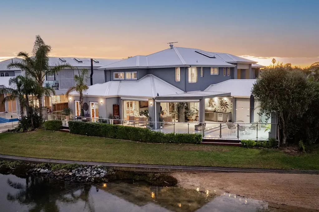 'Sea Breeze' Absolute Waterfront Luxury with Private Powered Jetty