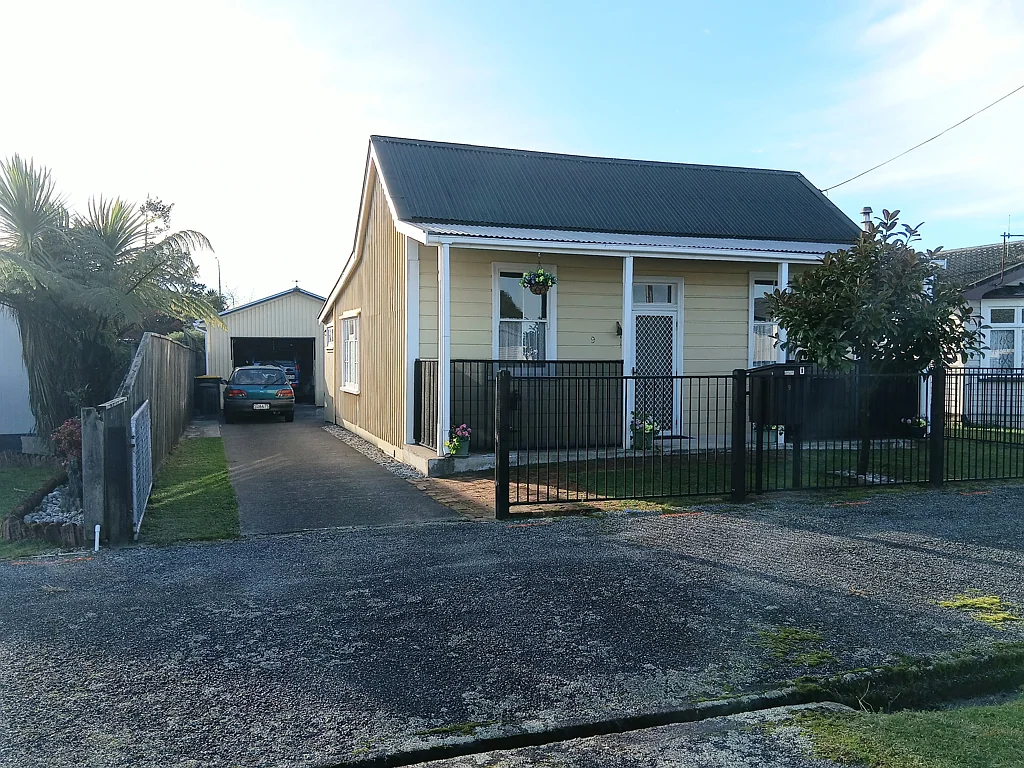 Westport 2कमरा Character Cottage with Storage Galore!!